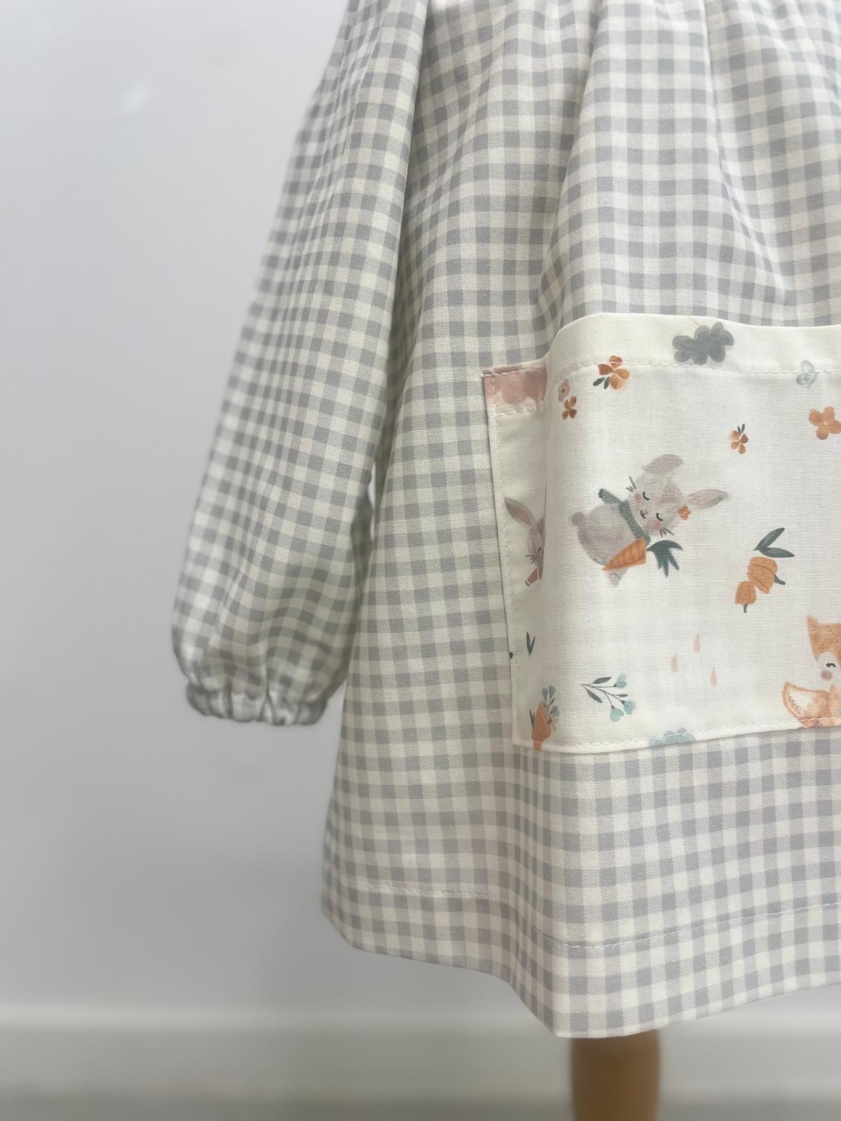 Bata con goma gris y bolsillo estampado (copia)