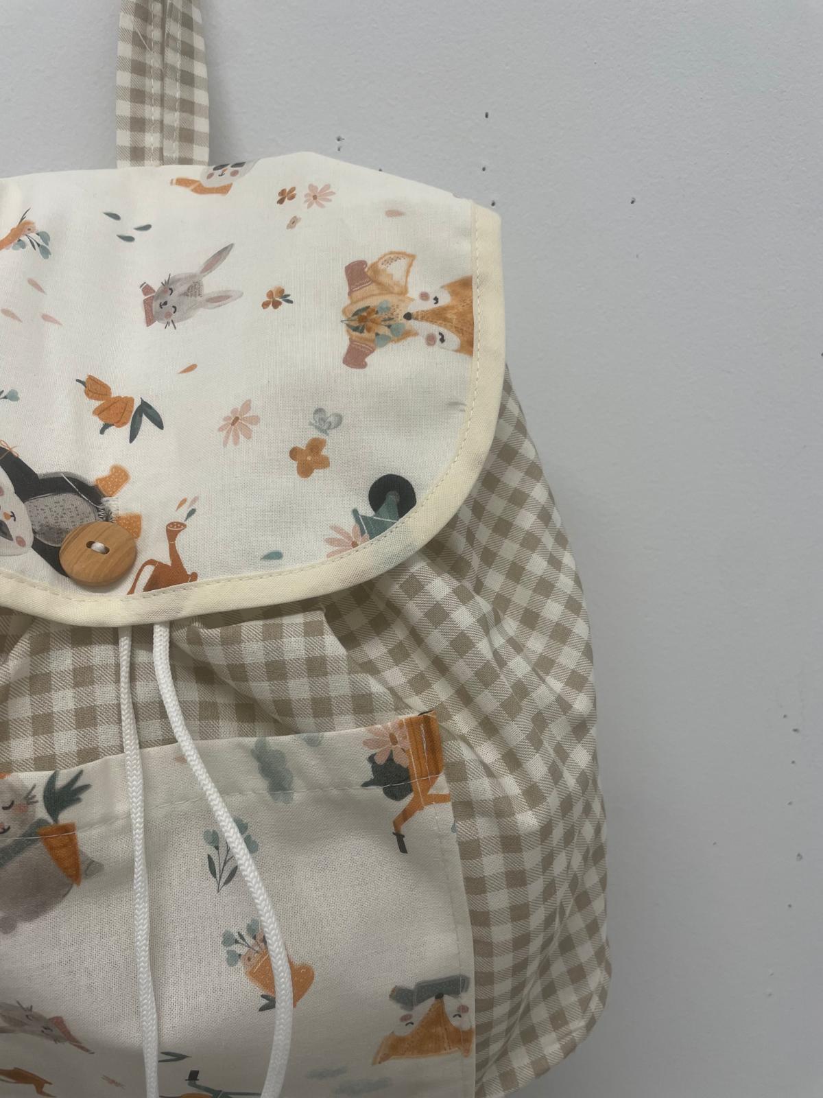 Mochila de tela en cuadro vichy marrón con tejido y estampado en 100% algodón