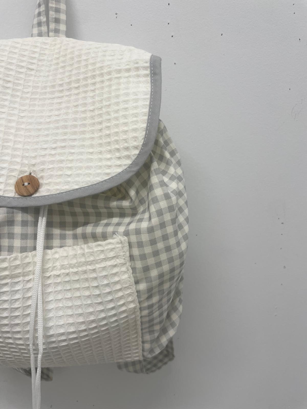 Mochila de tela guardería cuadro vichy gris con bolsillo en tejido de gofre. 100% algodón