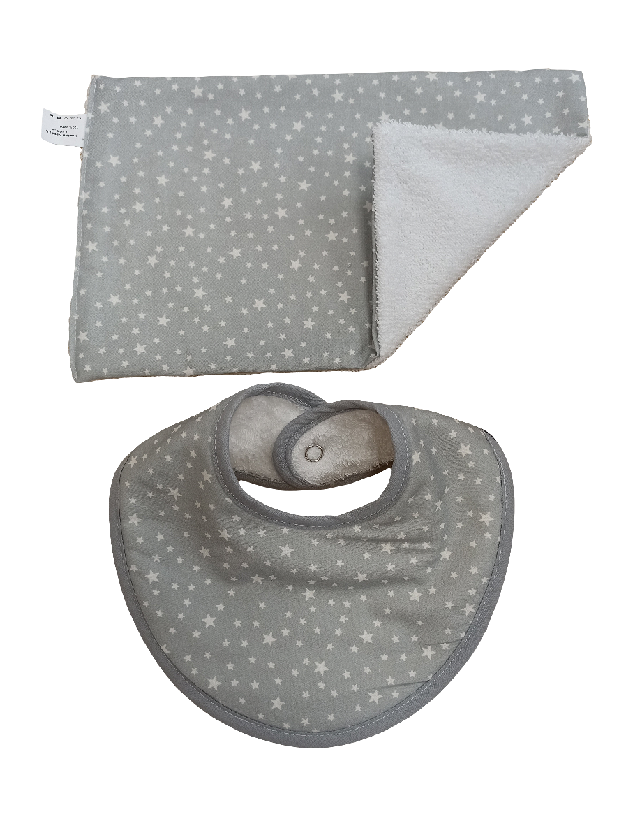 Pack babero y toalla estrellas gris.