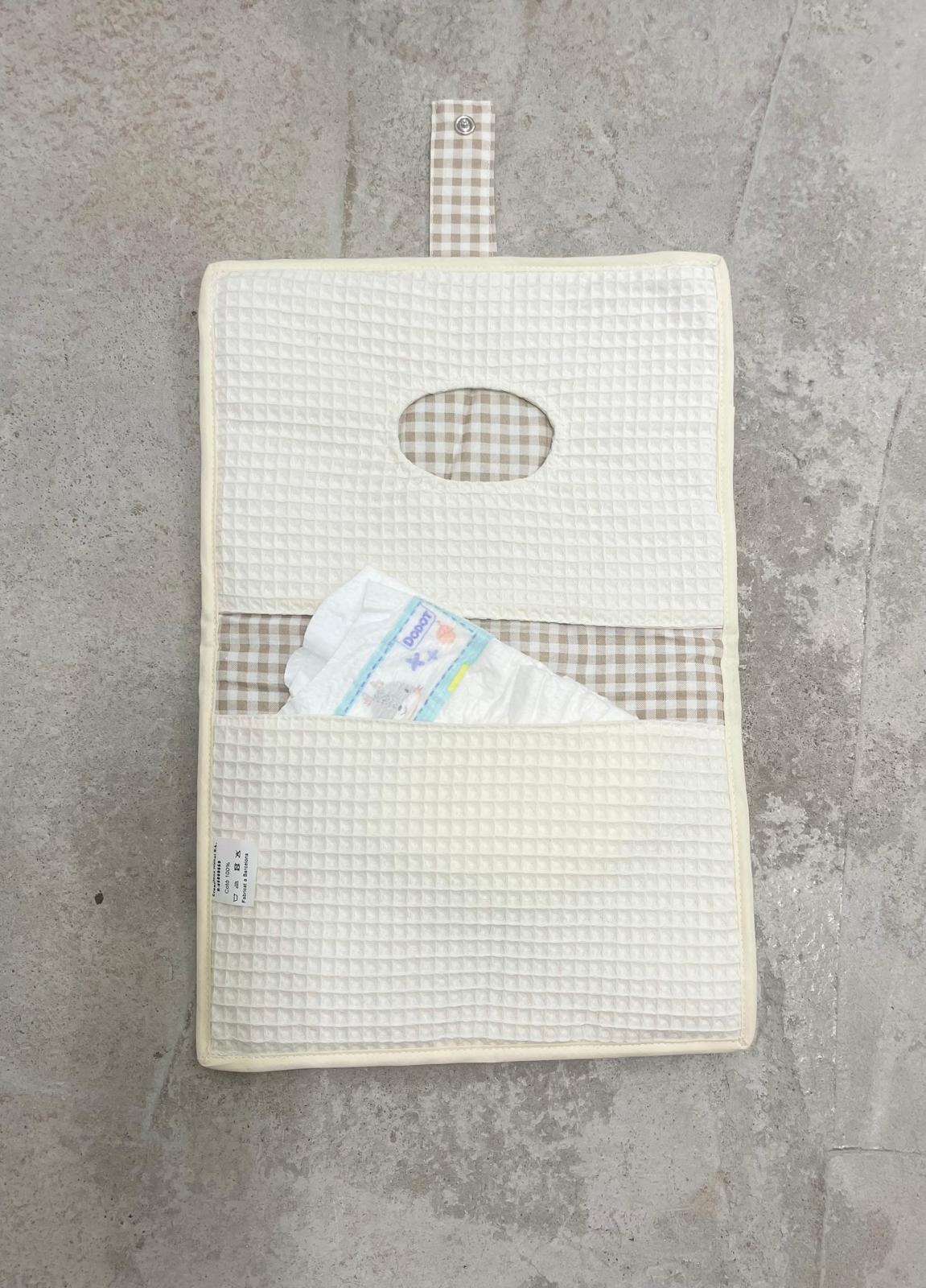 Porta pañales y toallitas cuadro Vichy marrón.