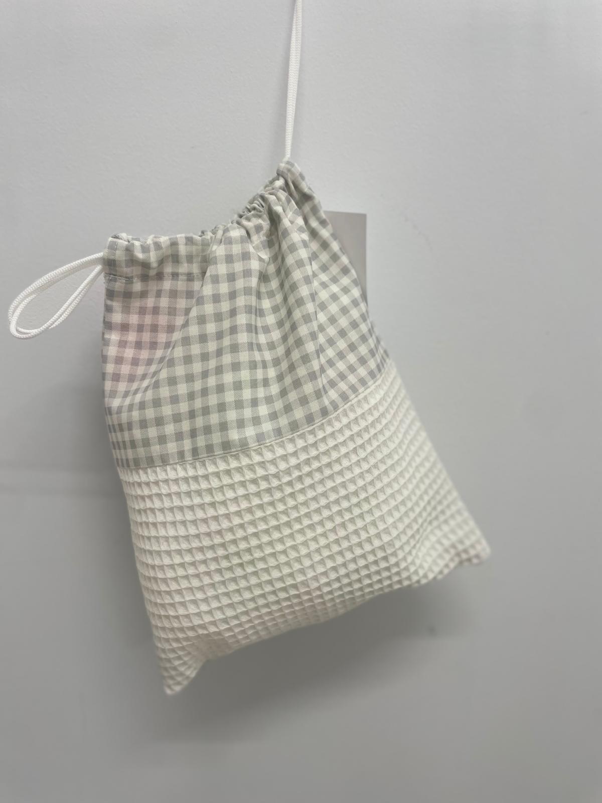 Bolsita ropita y merienda tela.