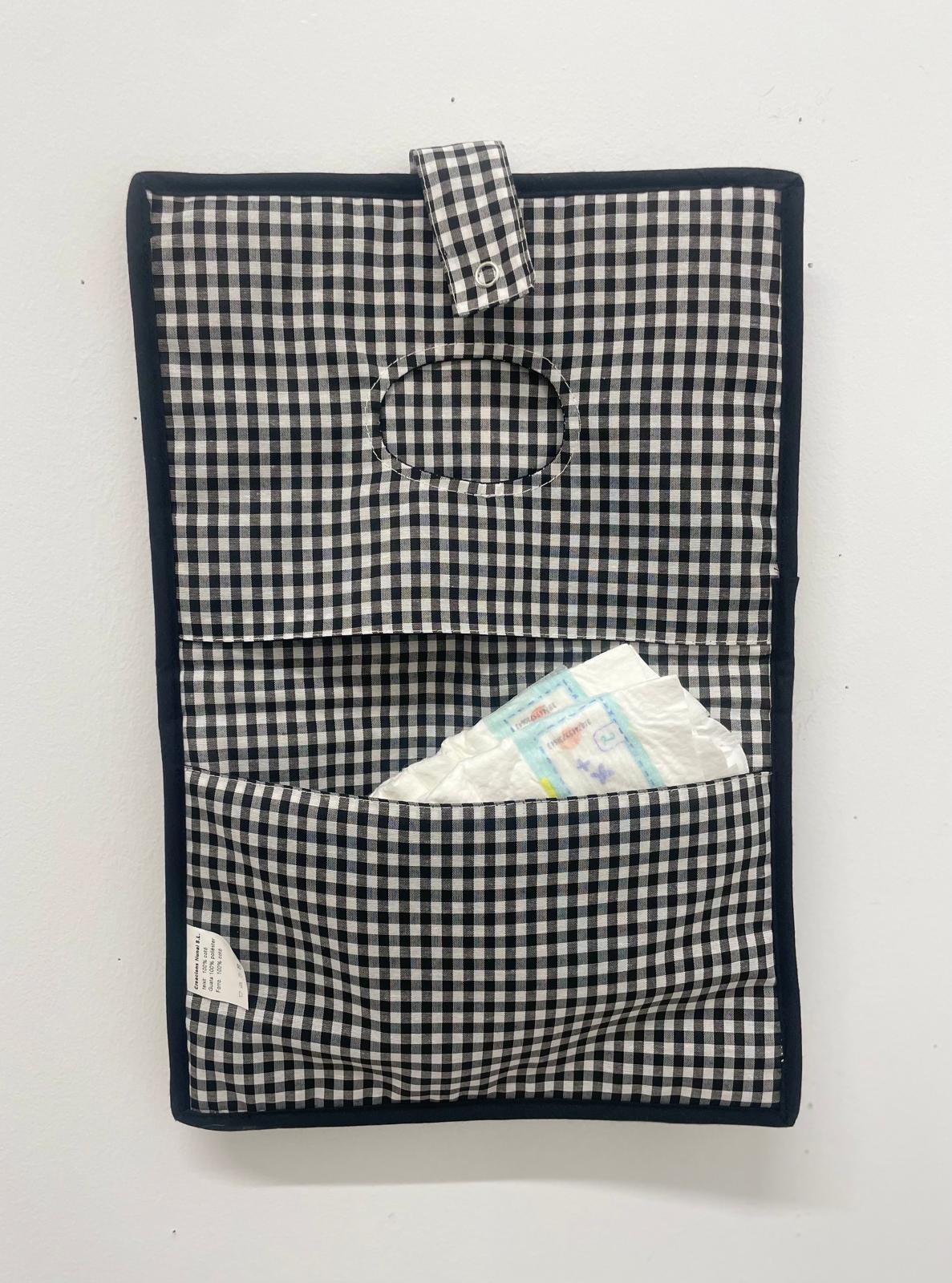 Porta pañales y toallitas cuadro Vichy negro.