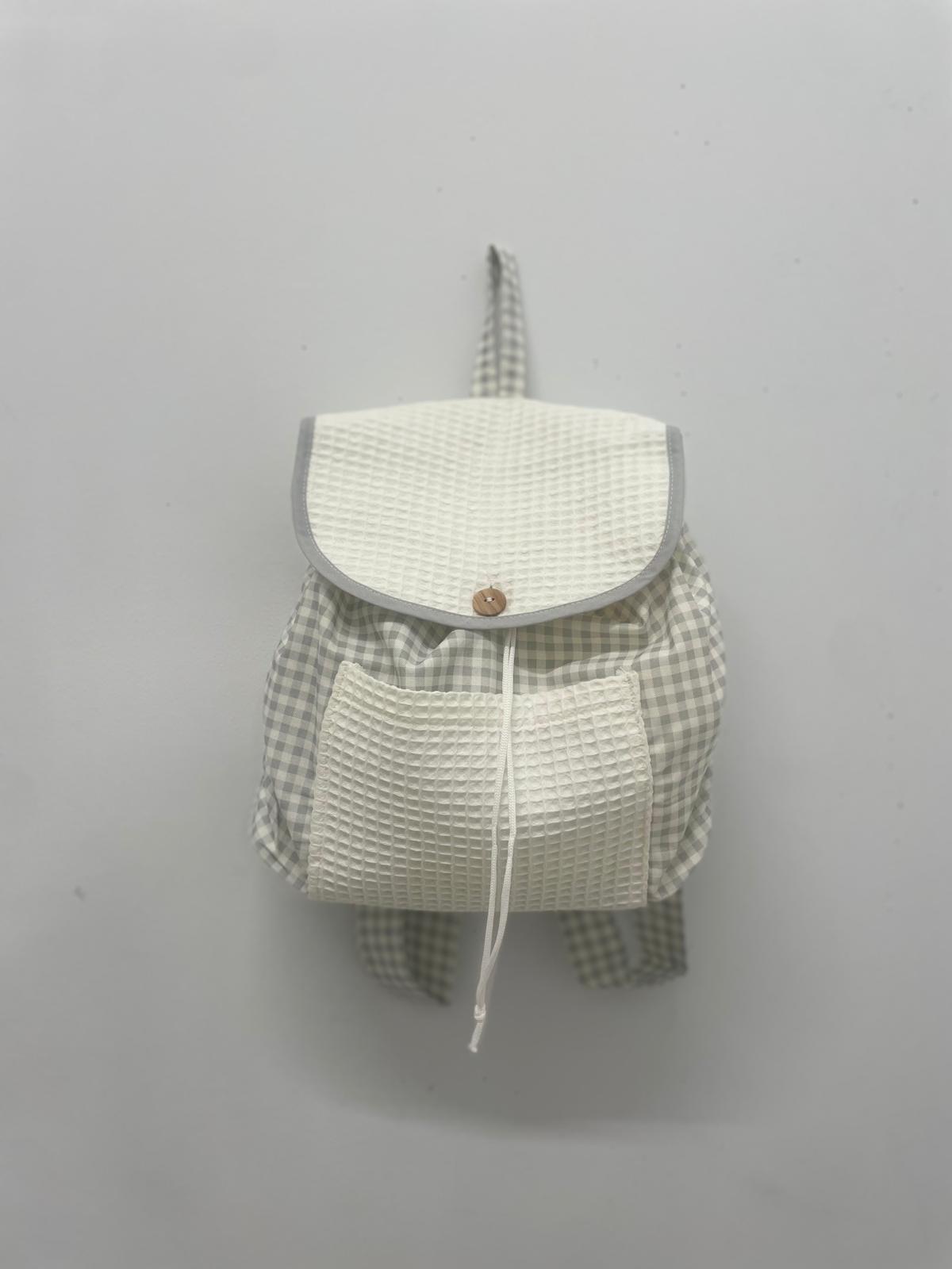Mochila de tela guardería cuadro vichy gris con bolsillo en tejido de gofre. 100% algodón