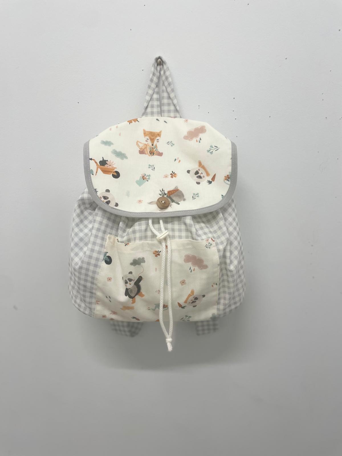 Mochila de tela en cuadro vichy gris con tejido y estampado en 100% algodón