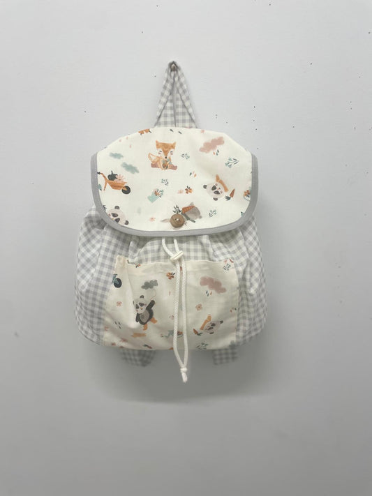 Mochila de tela en cuadro vichy gris con tejido y estampado en 100% algodón