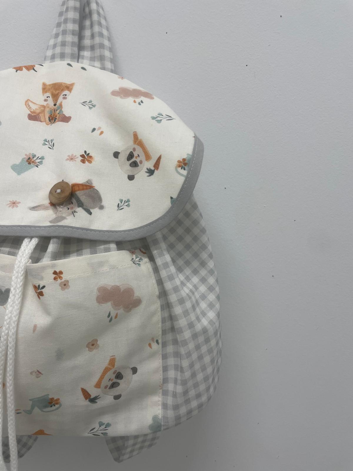 Mochila de tela en cuadro vichy gris con tejido y estampado en 100% algodón