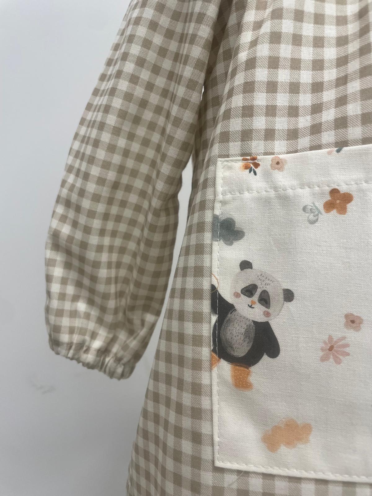 Bata con goma marrón y bolsillo estampado