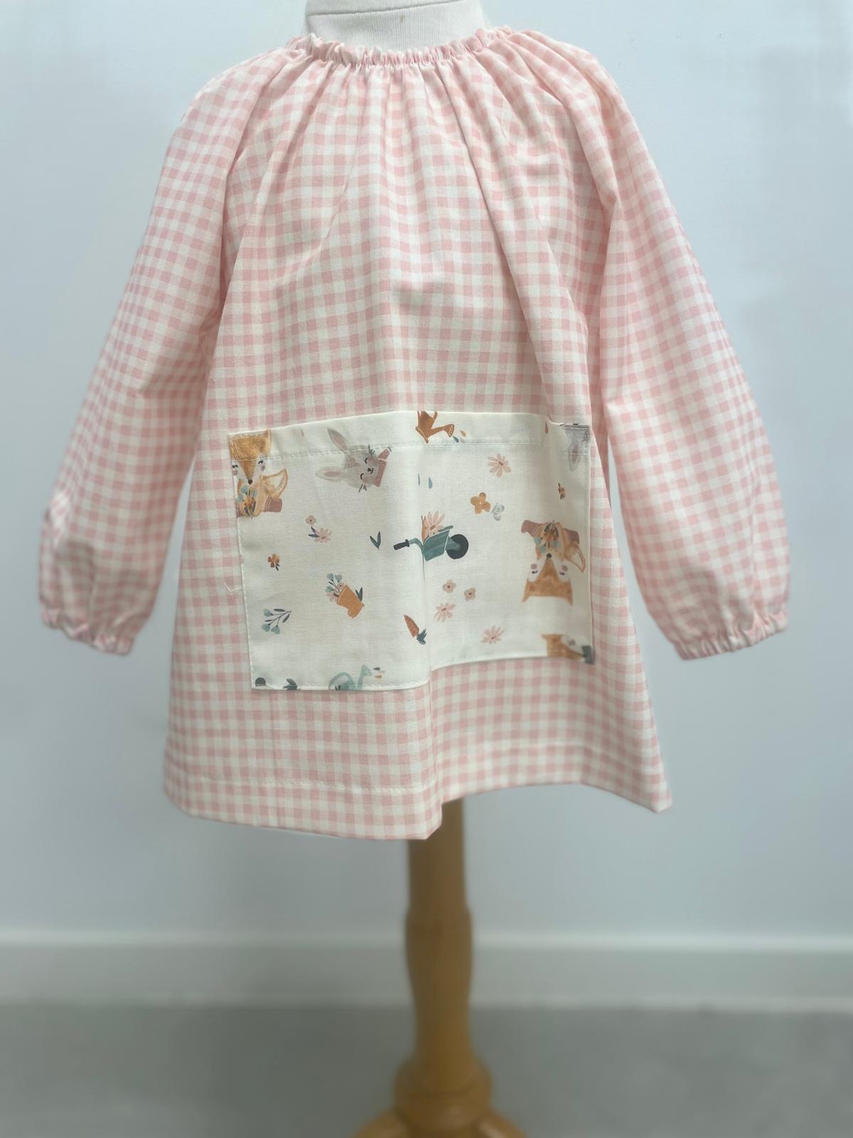 Bata con goma rosa y bolsillo estampado