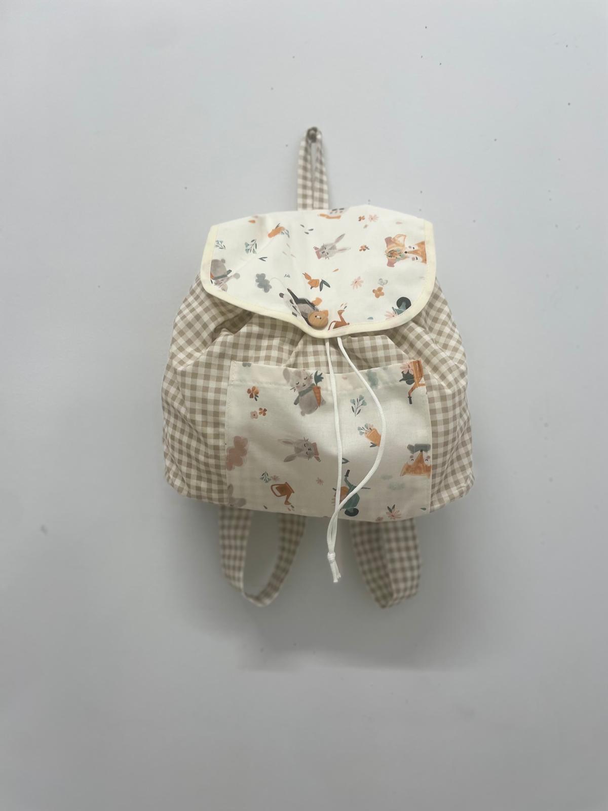 Mochila de tela en cuadro vichy marrón con tejido y estampado en 100% algodón