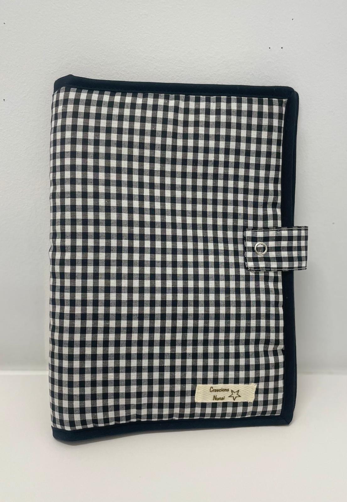 Porta pañales y toallitas cuadro Vichy negro.
