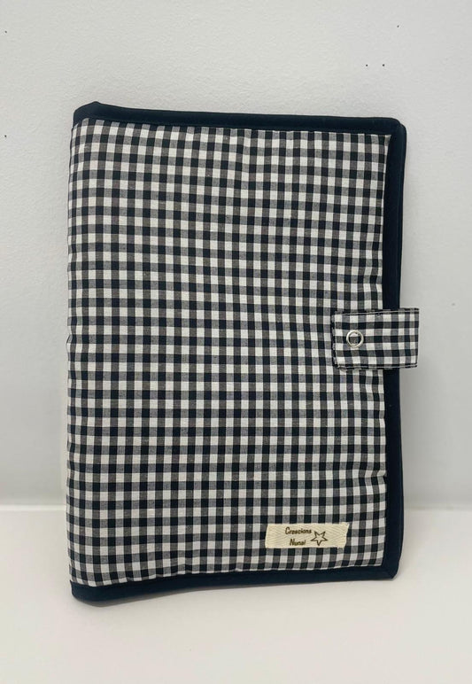 Porta pañales y toallitas cuadro Vichy negro.