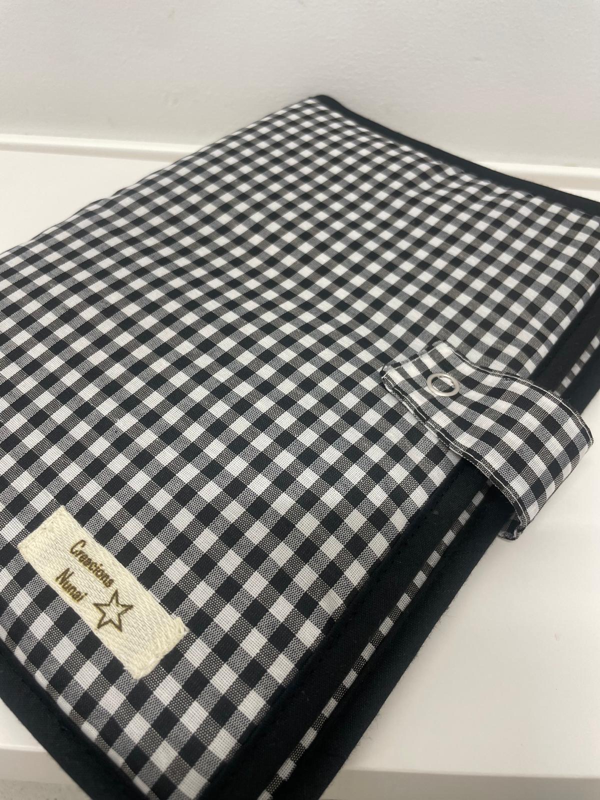 Porta pañales y toallitas cuadro Vichy negro.