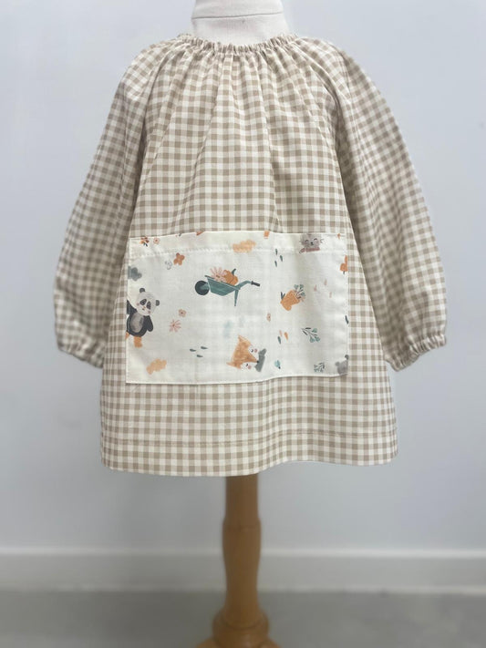 Bata goma cuadro Vichy marrón con bolsillo animalitos